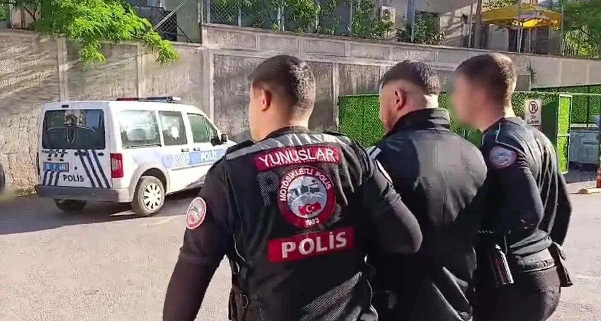 Teyzesini D&ouml;verek &Ouml;ld&uuml;rd&uuml;