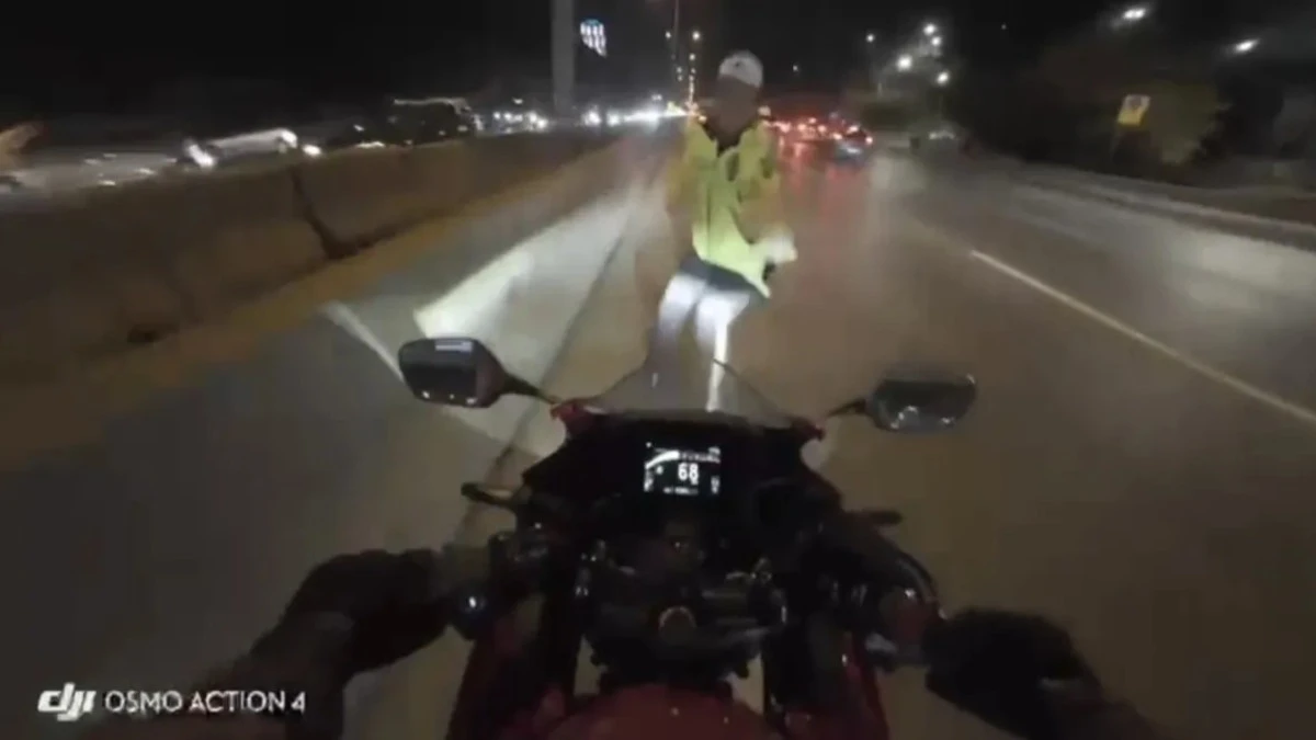 Trafik Polisine Motorsiklet Çarptı