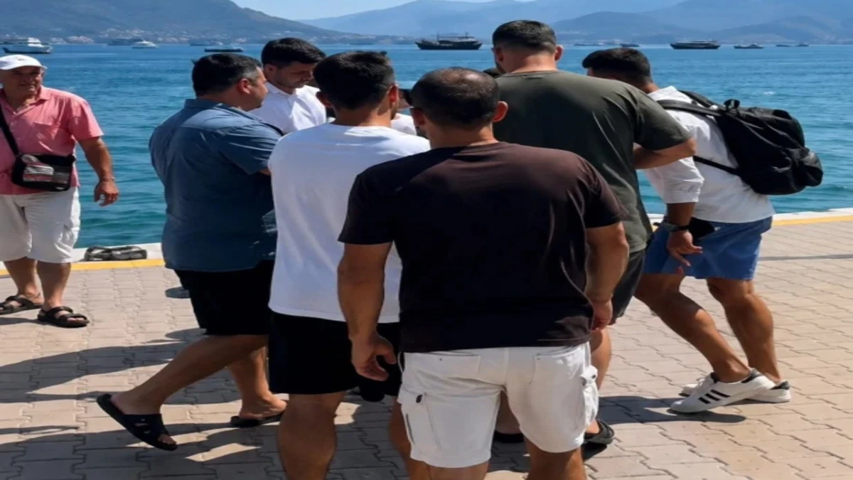 Tur Teknesi Kaptanı M&uuml;şterisini Bı&ccedil;akla Kovaladı