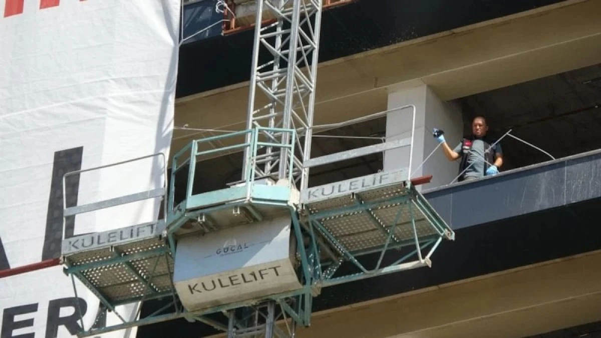 Y&uuml;k Asans&ouml;r&uuml;nde Elektrik Akımına Kapılan İş&ccedil;i, 7'nci Kattan D&uuml;ş&uuml;p &Ouml;ld&uuml;