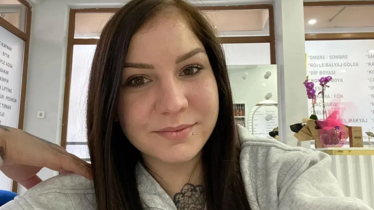 Yüksek Ses İle Müzik Dinleyen Kız Bıçaklanarak Öldürüldü