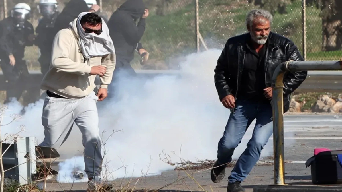 Yunanistan'ın Girit Adası'nda Çiftçiler Havalimanını Basıp Polisle Çatıştı